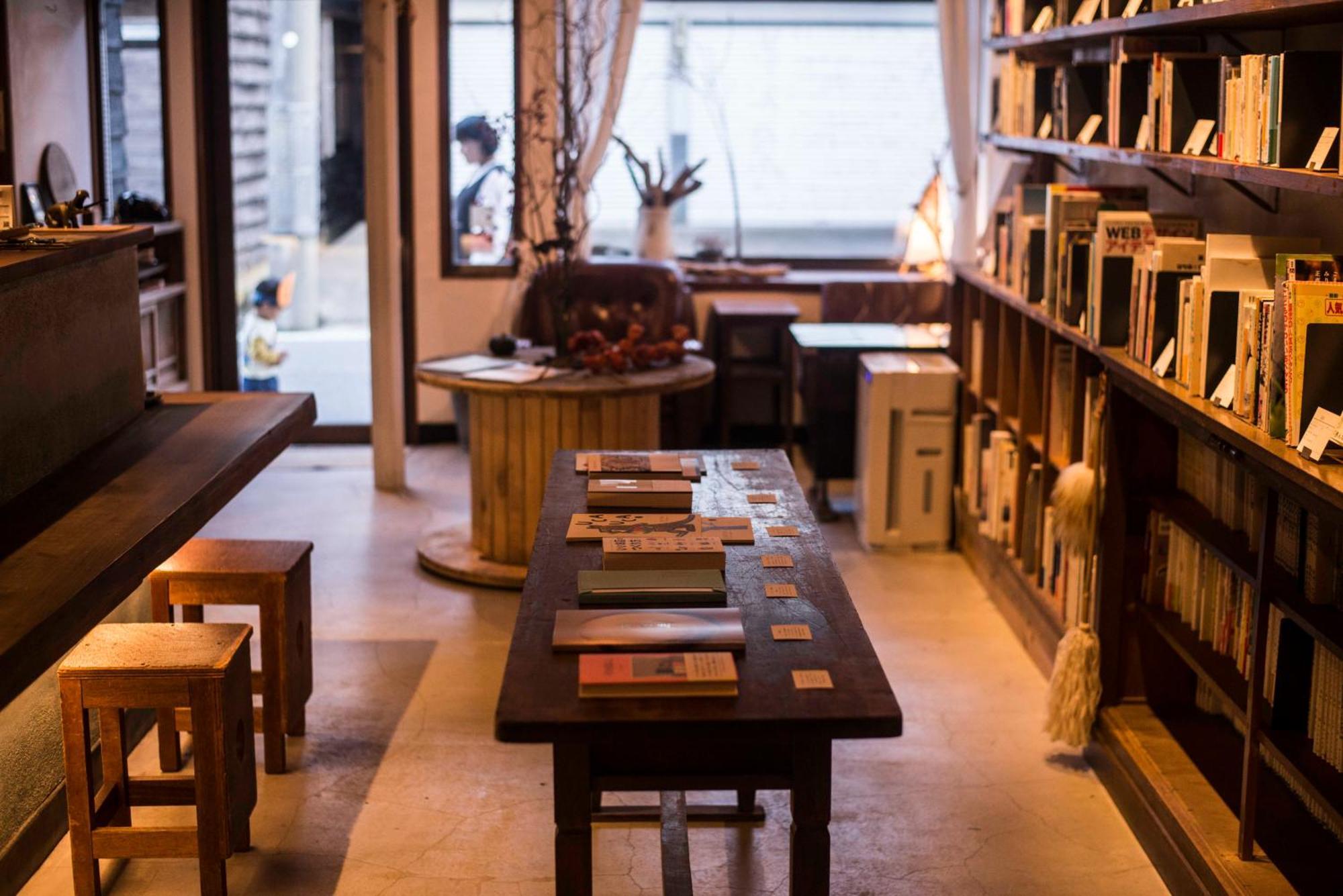 Book & Guesthouse Hitotomaru Toyooka  Exterior photo